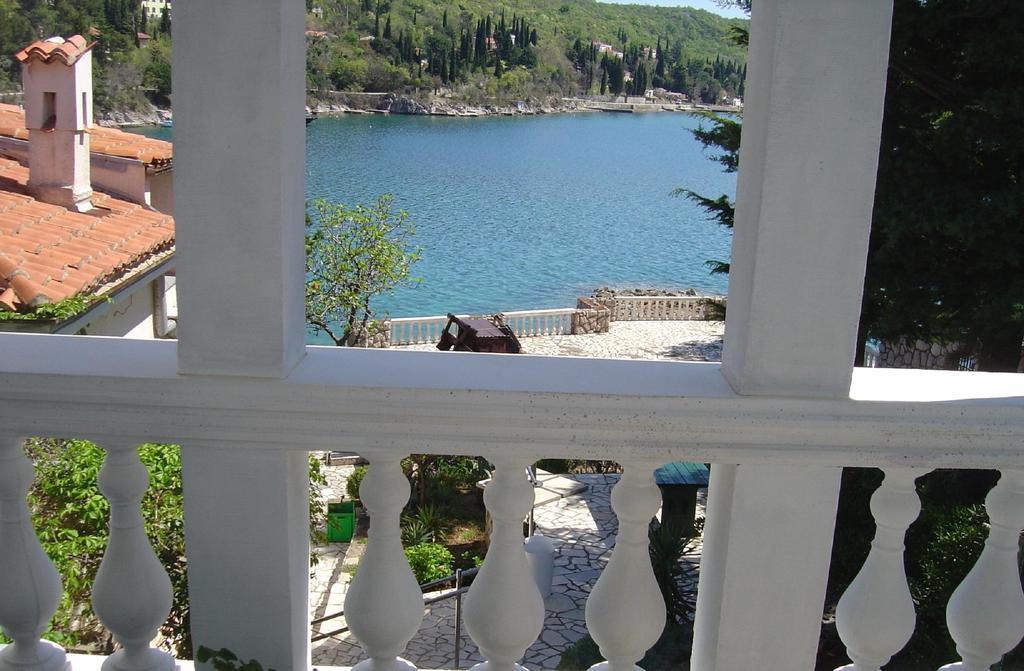 Vila Jadranka Apartments And Rooms Omišalj Екстериор снимка